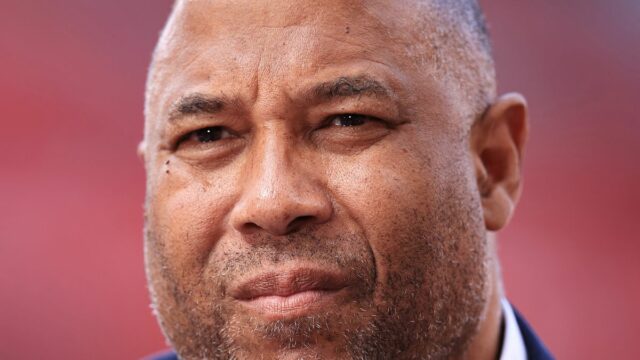 LIVERPOOL, ANGLICKO - 11. MÁJ: Bývalý hráč Liverpoolu John Barnes sa pozerá počas zápasu Premier League medzi Liverpool FC a Arsenal FC na Anfielde 11. mája 2025 v Liverpoole v Anglicku. (Foto: Simon Stacpoole/Offsajd/Offsajd cez Getty Images)