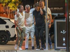 Legenda F1 David Coulthard (55) sa potáca späť do svojho hotela po prepitom nabitom jeleňovi pred svadbou so švédskou modelkou Sigrid Silversand (31) Legenda Formuly 1 David Coulthard (druhý vľavo) sa potácal späť zo svojho jeleňa v Španielsku