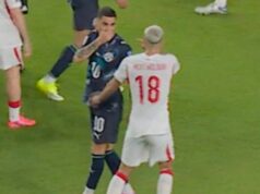 Legenda Premier League je prvým hráčom, ktorý bol vylúčený za zakrývanie úst v nových pravidlách majstrovstiev sveta Miguel Almiron bol vylúčený za to, že si zakrýval ústa, keď hovoril so súperom na majstrovstvách sveta
