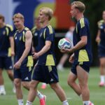 Švédska legenda Tomas Brolin verí, že stredný hráč Lucas Bergvall by mal zostať v Tottenhame Hotspur a ignorovať akúkoľvek šancu na presun