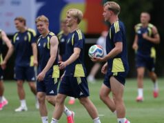 Legenda Svetového pohára povedala Tottenhamu wonderkid, že musí zostať a spolupracovať s Robertom De Zerbim Švédska legenda Tomas Brolin verí, že stredný hráč Lucas Bergvall by mal zostať v Tottenhame Hotspur a ignorovať akúkoľvek šancu na presun