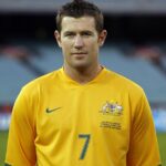 Brett Emerton (na obrázku) vyhodil prvé ihrisko na bejzbalovom zápase v Seattli