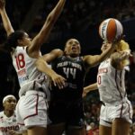 10. mája 2026; Washington, District of Columbia, USA; Obranca New York Liberty Betnijah Laney-Hamilton (44) je faulovaný strážcom Washingtonu Mystics Cassandrom Prosperom (18) pri streľbe v predĺžení v CareFirst Arena. Povinný kredit: Geoff Burke-Imagn Images