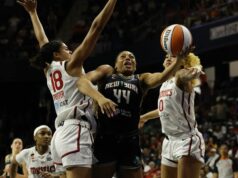 Liberty look na udržanie horúcej série, host Mystics 10. mája 2026; Washington, District of Columbia, USA; Obranca New York Liberty Betnijah Laney-Hamilton (44) je faulovaný strážcom Washingtonu Mystics Cassandrom Prosperom (18) pri streľbe v predĺžení v CareFirst Arena. Povinný kredit: Geoff Burke-Imagn Images