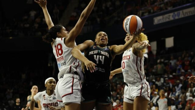 Liberty look na udržanie horúcej série, host Mystics 10. mája 2026; Washington, District of Columbia, USA; Obranca New York Liberty Betnijah Laney-Hamilton (44) je faulovaný strážcom Washingtonu Mystics Cassandrom Prosperom (18) pri streľbe v predĺžení v CareFirst Arena. Povinný kredit: Geoff Burke-Imagn Images