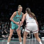 14. júna 2026; Brooklyn, New York, USA; Útočníčka New York Liberty Leonie Fiebich (13) určuje hru, zatiaľ čo ju počas prvého polčasu v Barclays Center bráni útočníčka Washingtonu Mystics Angela Dugalic (32). Povinný kredit: John Jones-Imagn Images