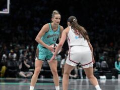 Liberty získa miesto vo finále Commissioner’s Cup víťazstvom nad Mystics 14. júna 2026; Brooklyn, New York, USA; Útočníčka New York Liberty Leonie Fiebich (13) určuje hru, zatiaľ čo ju počas prvého polčasu v Barclays Center bráni útočníčka Washingtonu Mystics Angela Dugalic (32). Povinný kredit: John Jones-Imagn Images