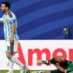 Lionel Messi z Argentíny fauloval Aïssa Mandi z Alžírska Argentína proti Alžírsku, Majstrovstvá sveta 2026, Skupina J, Futbal, Kansas City Stadium, Kansas, Missouri, USA