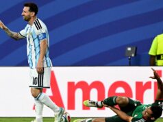 Línia o červených kartách Lionela Messiho má nový rozmer, keďže FIFA povedala, že sa stala chyba na majstrovstvách sveta Lionel Messi z Argentíny fauloval Aïssa Mandi z Alžírska Argentína proti Alžírsku, Majstrovstvá sveta 2026, Skupina J, Futbal, Kansas City Stadium, Kansas, Missouri, USA