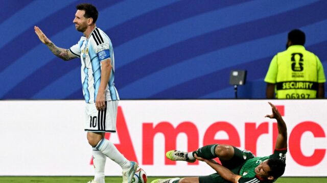 Lionel Messi z Argentíny fauloval Aïssa Mandi z Alžírska Argentína proti Alžírsku, Majstrovstvá sveta 2026, Skupina J, Futbal, Kansas City Stadium, Kansas, Missouri, USA