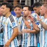 Argentínčan Lionel Messi oslavuje so spoluhráčmi po strelení gólu vo futbalovom zápase.