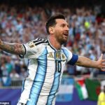 Lionel Messi sa zapísal do histórie majstrovstiev sveta hetrikom, keď Argentína vyhrala nad Alžírskom 3:0.