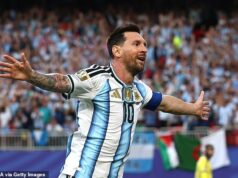 Lionel Messi sa zapísal do histórie majstrovstiev sveta, pretože Argentína vyrovnala gólový rekord s oslnivým hetrikom pri výhre 3:0 nad Alžírskom Lionel Messi sa zapísal do histórie majstrovstiev sveta hetrikom, keď Argentína vyhrala nad Alžírskom 3:0.