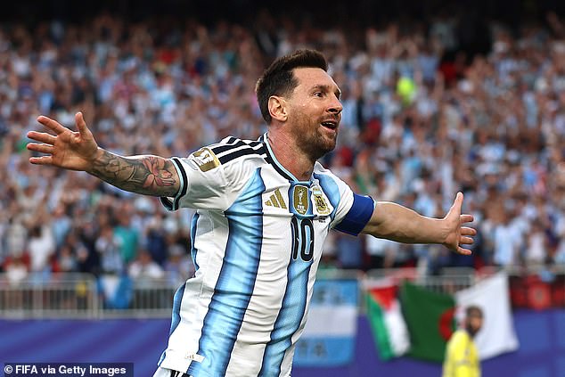 Lionel Messi sa zapísal do histórie majstrovstiev sveta, pretože Argentína Lionel Messi sa zapísal do histórie majstrovstiev sveta hetrikom, keď Argentína vyhrala nad Alžírskom 3:0.