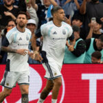 Lionel Messi skóruje krátko po svojom debute na štadióne Jordan-Hare v Auburn