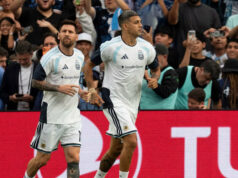 Lionel Messi skóruje krátko po svojom debute na štadióne Jordan-Hare v Auburn Lionel Messi skóruje krátko po svojom debute na štadióne Jordan-Hare v Auburn