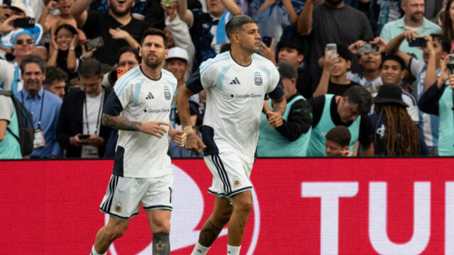 Lionel Messi skóruje krátko po svojom debute na štadióne Jordan-Hare v Auburn
