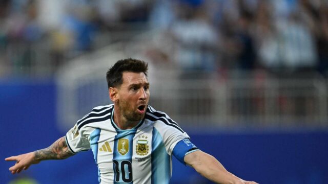 Lionel Messi vyrovnal šialený 60-ročný rekord Svetového pohára s hromovým gólom proti Alžírsku

