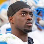 Terrion Arnold z Detroit Lions sa pozerá počas zápasu NFL na Lambeau Field.