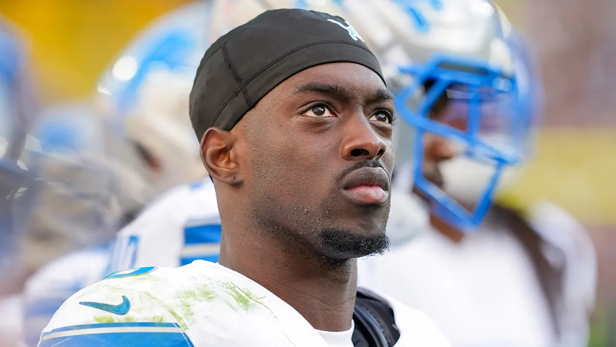 Terrion Arnold z Detroit Lions sa pozerá počas zápasu NFL na Lambeau Field.