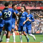Enzo Fernandez oslavuje so svojimi spoluhráčmi z Chelsea