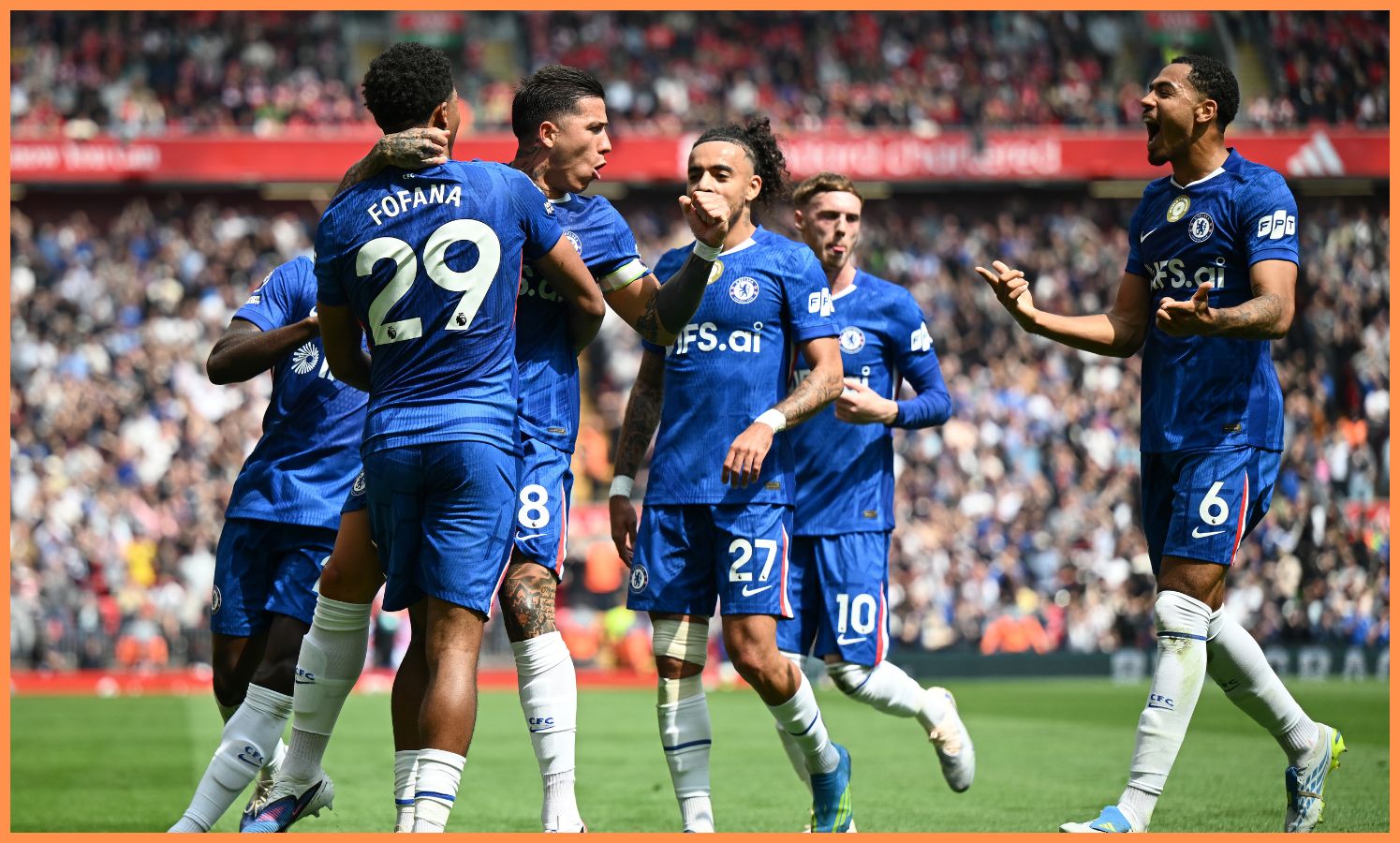 Enzo Fernandez oslavuje so svojimi spoluhráčmi z Chelsea