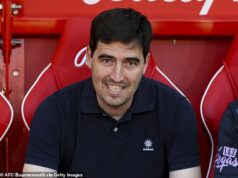 Liverpool dosiahol ústnu dohodu s Andonim Iraolom: Bývalý šéf Bournemouthu sa chystá nahradiť Arneho Slotu na Anfielde na základe dvojročnej zmluvy Liverpool uzavrel ústnu dohodu s Andonim Iraolom (na obrázku), že sa stane ich novým hlavným trénerom