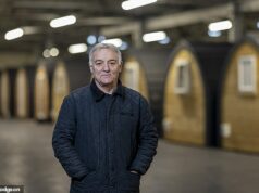Lou Macariho MBE je už dávno za sebou kvôli jeho nezištnej práci pomáhajúcim bezdomovcom Lou Macari vo svojom útulku pre bezdomovcov v Stoke so sociálne vzdialenými glampingmi