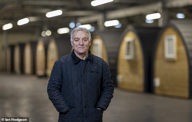 Lou Macariho MBE je už dávno za sebou kvôli jeho Lou Macari vo svojom útulku pre bezdomovcov v Stoke so sociálne vzdialenými glampingmi
