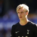 Lucas Bergvall sa pozerá