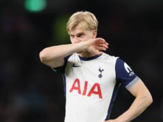 Lucas Bergvall odhodil prestupovú bombu Tottenhamu uprostred záujmu Sandra Tonaliho Lucas Bergvall sa pozerá