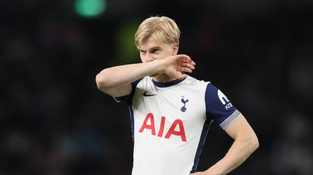 Lucas Bergvall odhodil prestupovú bombu Tottenhamu uprostred záujmu Sandra Tonaliho Lucas Bergvall sa pozerá
