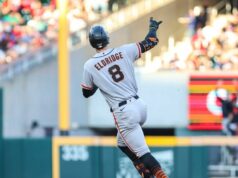 Luis Arraez homers, jazdí v 4 ako Giants odraziť Braves 17. júna 2026; Cumberland, Georgia, USA; Stopér Bryce Eldridge (8) zo San Francisca Giants oslavuje homerun proti Atlanta Braves počas druhej smeny v Truist Parku. Povinný kredit: Jordan Godfree-Imagn Images