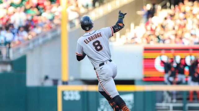 17. júna 2026; Cumberland, Georgia, USA; Stopér Bryce Eldridge (8) zo San Francisca Giants oslavuje homerun proti Atlanta Braves počas druhej smeny v Truist Parku. Povinný kredit: Jordan Godfree-Imagn Images