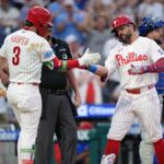 20. júna 2026; Philadelphia, Pensylvánia, USA; Útočník Philadelphie Phillies Kyle Schwarber (12) reaguje s hráčom v poli Bryce Harper (3) po tom, čo v Citizens Bank Park trafil v tretej smene proti New York Mets. Povinný kredit: Kyle Ross-Imagn Images