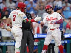 MLB: Kyle Schwarber, Bryce Harper pomáhajú Phillies mlátiť Mets 20. júna 2026; Philadelphia, Pensylvánia, USA; Útočník Philadelphie Phillies Kyle Schwarber (12) reaguje s hráčom v poli Bryce Harper (3) po tom, čo v Citizens Bank Park trafil v tretej smene proti New York Mets. Povinný kredit: Kyle Ross-Imagn Images
