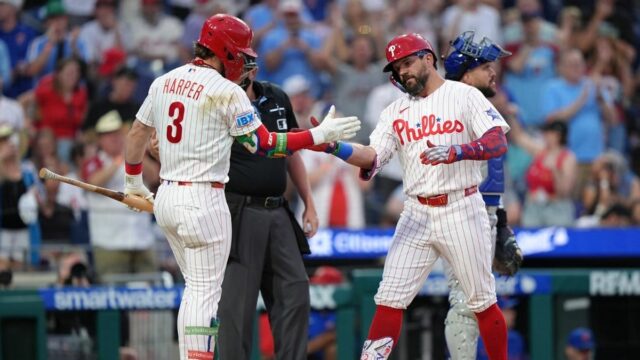 MLB: Kyle Schwarber, Bryce Harper pomáhajú Phillies mlátiť Mets 20. júna 2026; Philadelphia, Pensylvánia, USA; Útočník Philadelphie Phillies Kyle Schwarber (12) reaguje s hráčom v poli Bryce Harper (3) po tom, čo v Citizens Bank Park trafil v tretej smene proti New York Mets. Povinný kredit: Kyle Ross-Imagn Images