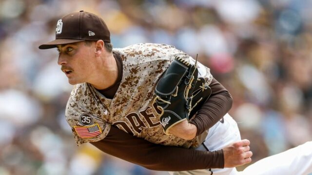 24. mája 2026; San Diego, Kalifornia, USA; Nadhadzovač San Diego Padres Ron Marinaccio (97) hádže ihrisko počas štvrtej smeny proti Athletics v Petco Parku. Povinný kredit: David Frerker-Imagn Images