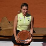 Poľka Maja Chwalinska je držiteľkou trofeje za druhé miesto vo finálovom tenisovom zápase proti Ruske Mirre Andreevovej na French Open v Paríži v sobotu 6. júna 2026.
