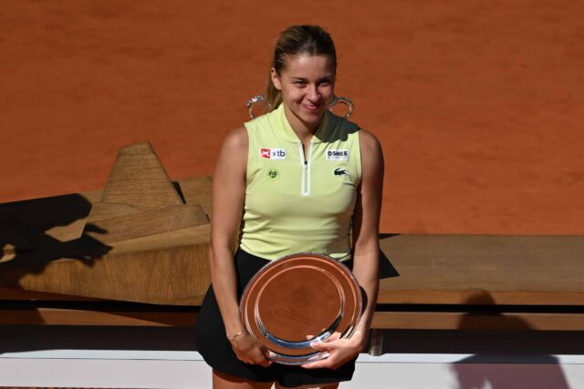 Poľka Maja Chwalinska je držiteľkou trofeje za druhé miesto vo finálovom tenisovom zápase proti Ruske Mirre Andreevovej na French Open v Paríži v sobotu 6. júna 2026.