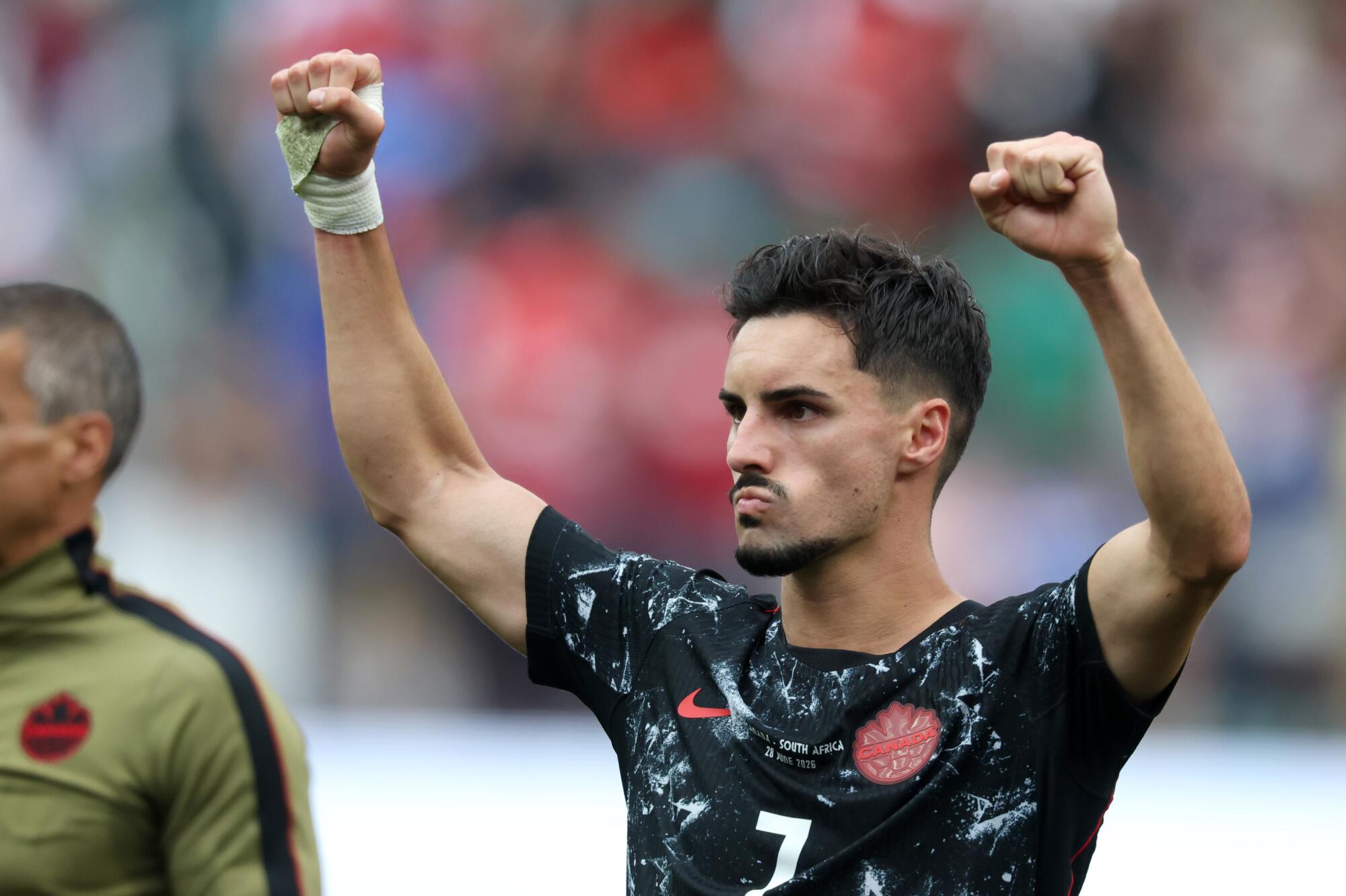Kanaďan Stephen Eustáquio reaguje po výhre 1:0 nad JAR na MS v nedeľu na štadióne SoFi.