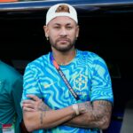 Brazílčan Neymar sleduje pred zápasom C-skupiny futbalových majstrovstiev sveta proti Maroku v East Rutherford, New Jersey, neďaleko New Yorku, v sobotu 13. júna 2026. (AP Photo/Fra