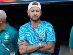 Majstrovstvá sveta: Očakáva sa, že Neymar bude hrať za Brazíliu proti Škótsku Brazílčan Neymar sleduje pred zápasom C-skupiny futbalových majstrovstiev sveta proti Maroku v East Rutherford, New Jersey, neďaleko New Yorku, v sobotu 13. júna 2026. (AP Photo/Fra