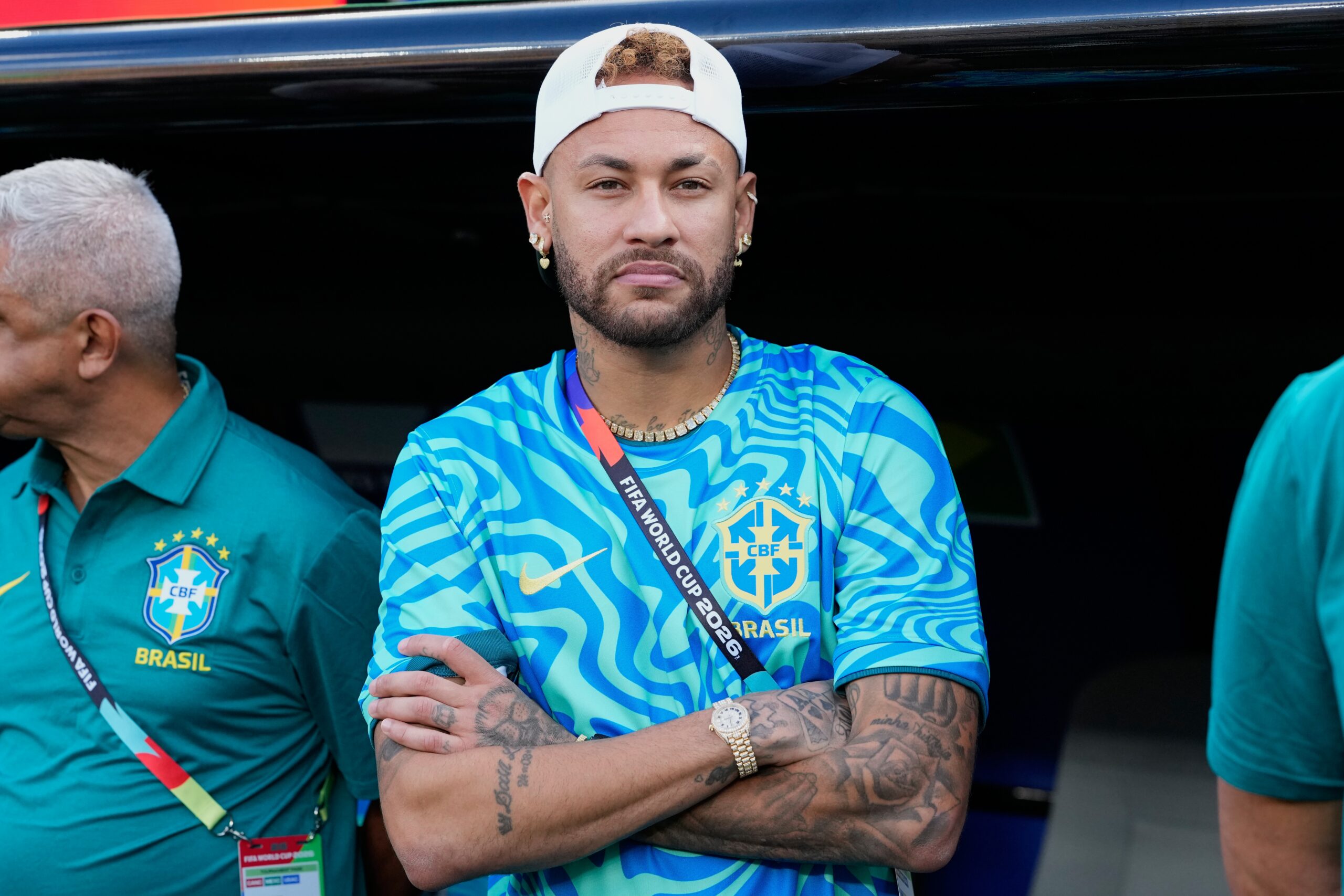 Brazílčan Neymar sleduje pred zápasom C-skupiny futbalových majstrovstiev sveta proti Maroku v East Rutherford, New Jersey, neďaleko New Yorku, v sobotu 13. júna 2026. (AP Photo/Fra
