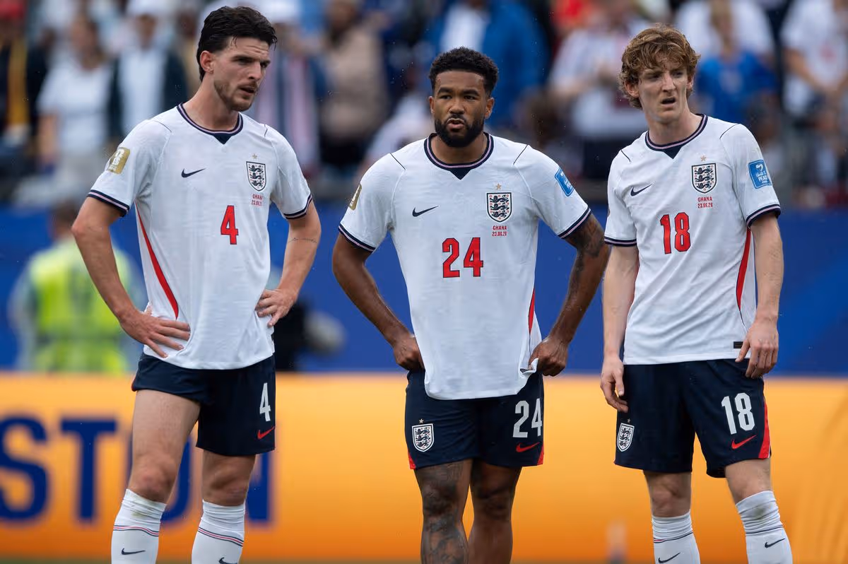 FOXBOROUGH, MASSACHUSETTS – 23. JÚNA: Declan Rice, Reece James a Anthony Gordon z Anglicka sa pozerajú počas zápasu L-skupiny Majstrovstiev sveta vo futbale 2026 medzi Anglickom a Ghanou na Boston Stadium 23. júna 2026 vo Foxborough, Massachusetts. (Foto: Joe Prior/Visionhaus cez Getty Images)