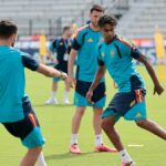 Amir Ghalehnoy a Mehdi Taremi počúvajú na tlačovej konferencii