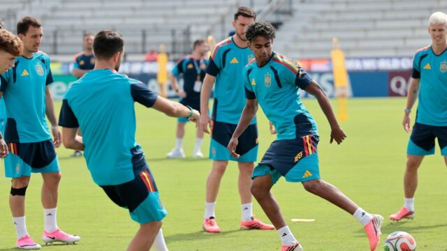 Amir Ghalehnoy a Mehdi Taremi počúvajú na tlačovej konferencii