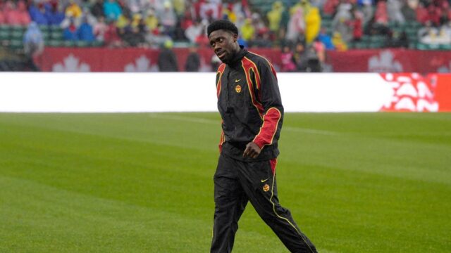 Majstrovstvá sveta vo futbale 2026: Zranený kapitán Kanady Alphonso Davies sa vracia k tímu
