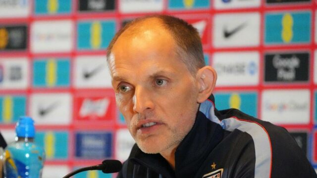Majstrovstvá sveta vo futbale 2026 – manažér Anglicka Tuchel pokrčí plecami obavy z ihriska a zlé počasie pred prípravným zápasom proti Novému Zélandu
