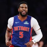 Malik Beasley z Detroitu Pistons dribluje basketbal počas zápasu play-off NBA v Madison Square Garden